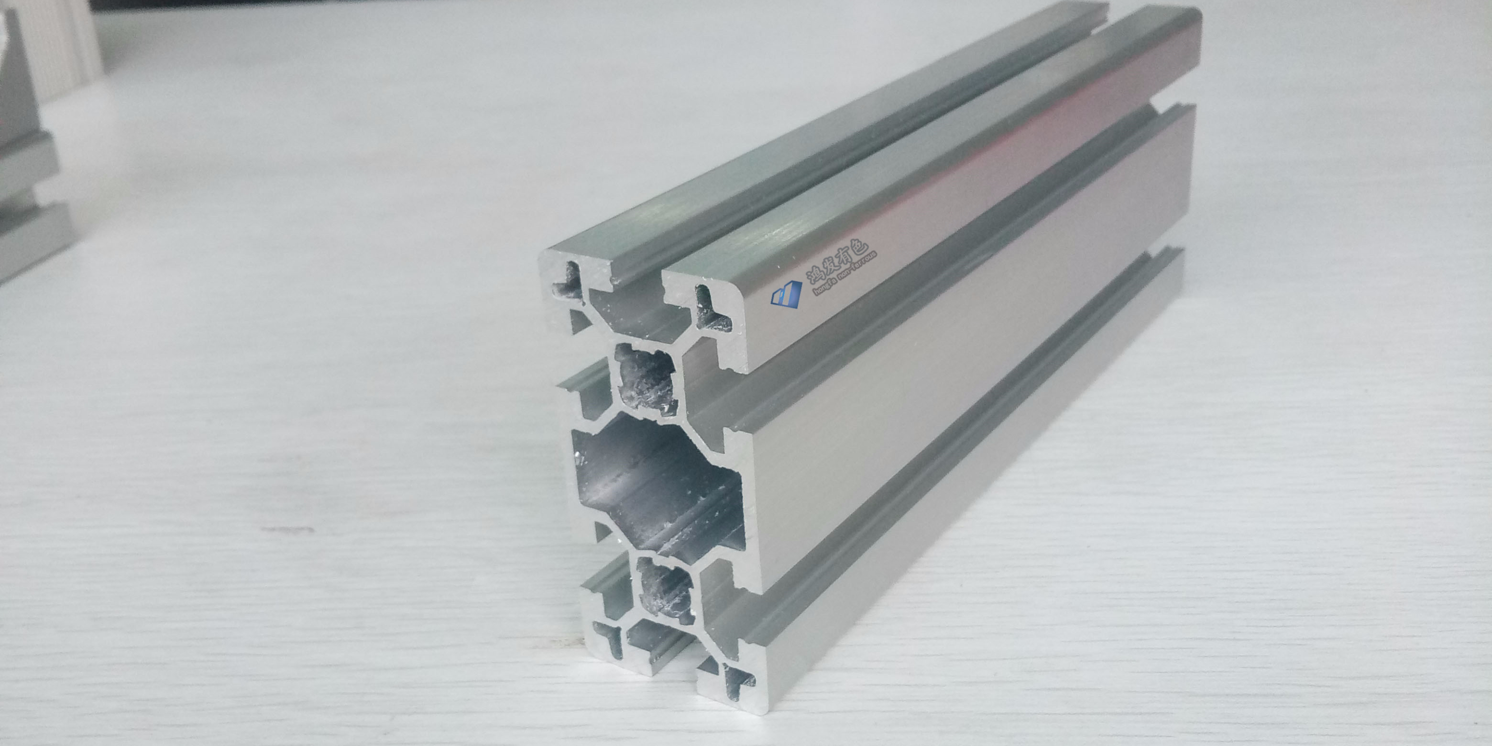 工業(yè)鋁型材擠壓過程中怎樣避免形成焊合線？